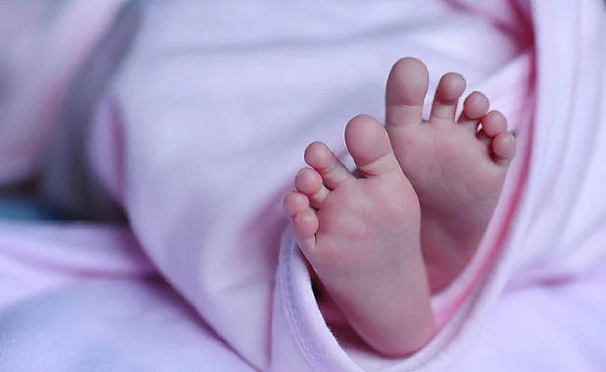चलती टोटो में गूंजी किलकारी, सड़क किनारे ANM ने कराया प्रसव, जुड़वा बच्चों का हुआ सुरक्षित जन्म