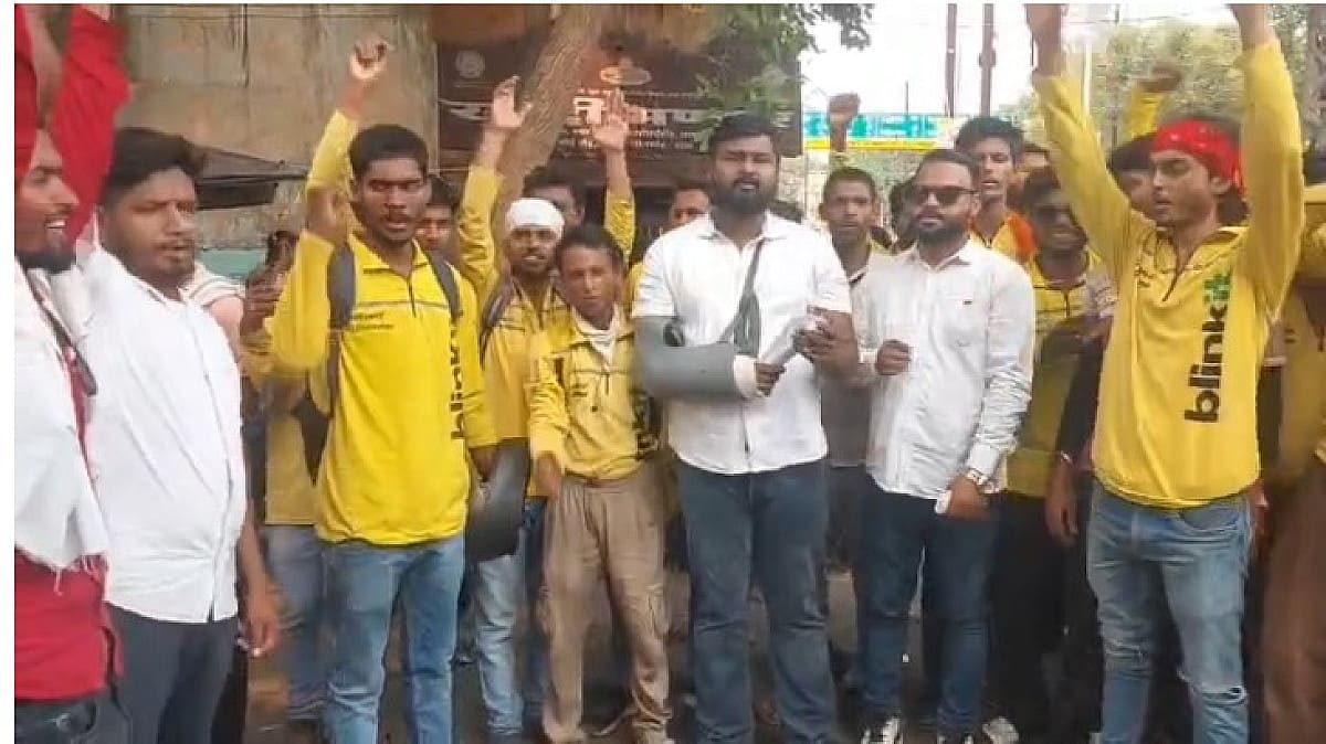 ब्लिंकिट डिलीवरी कर्मियों का धनबाद में जोरदार प्रदर्शन, इंसेंटिव में कटौती पर जताया विरोध