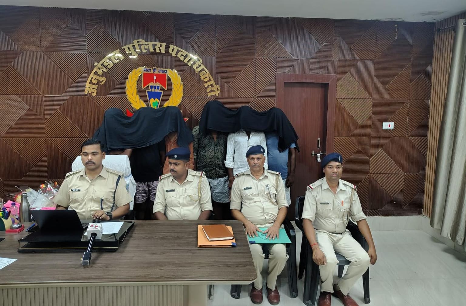 पलामू में महिलाओं को झांसे में लेकर गहने चुराने वाले अंतरराज्यीय गिरोह का भंडाफोड़, छह आरोपी गिरफ्तार