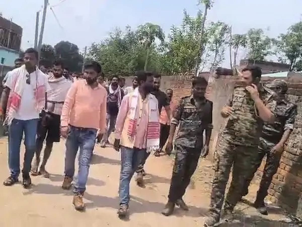 प्रतिबंधित पशु का सिर मिलने के बाद भड़का विवाद, दो पक्षों में हुआ पथराव, गिरीडीह में पुलिस टीम भी बनी निशाना