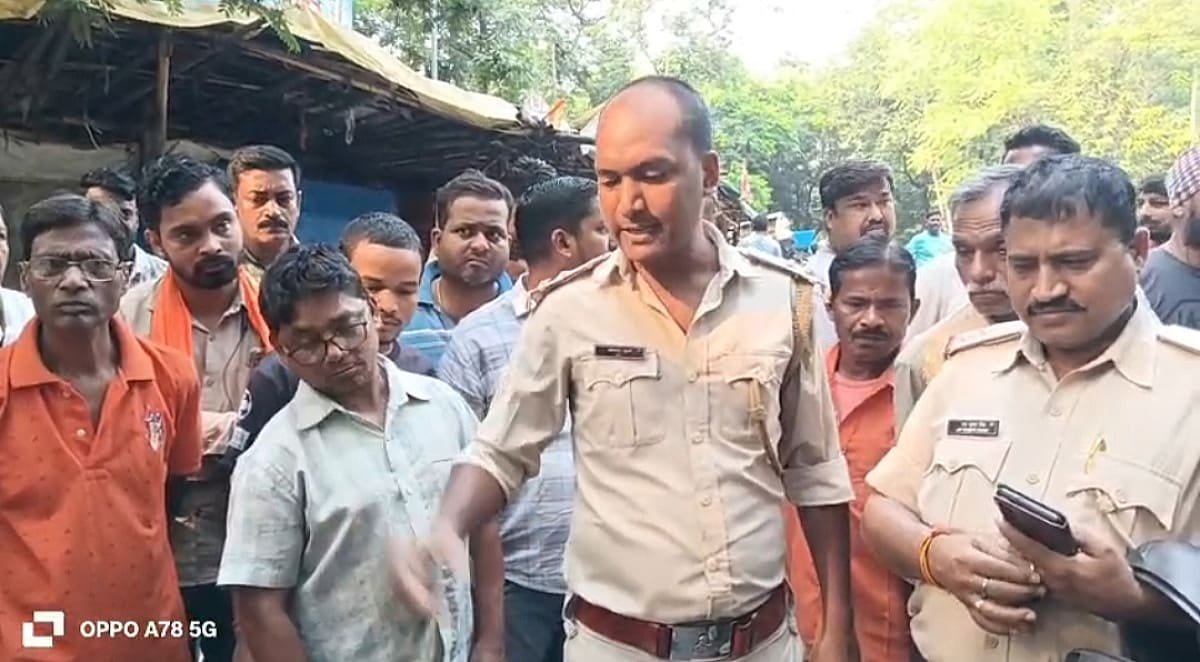जमशेदपुर में पुलिस के खिलाफ सड़क पर उतरा युवक,  जानिए पूरा मामला