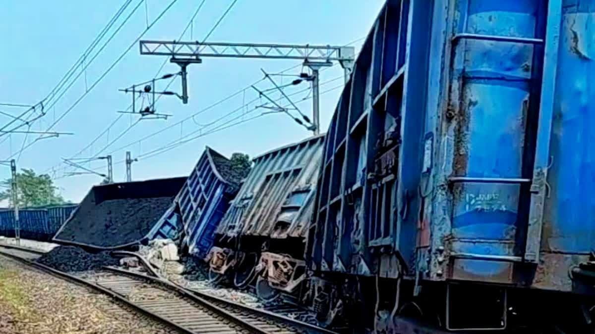 पलामू : राजहरा रेल हादसे से थमा रेल परिचालन, 15 डिब्बे पटरी से उतरे, रांची-सासाराम समेत कई ट्रेनें रद्द