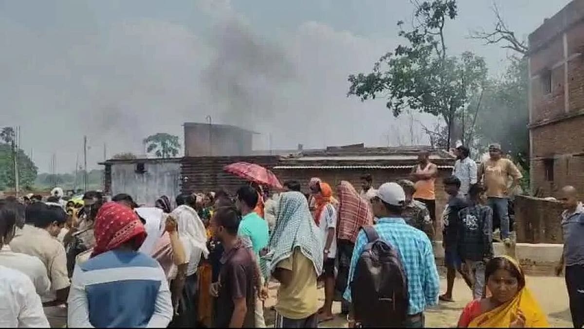 कोडरमा विधायक चालक हत्याकांड: आक्रोशित लोगों ने आरोपी के घर को फूंका, सड़क जाम