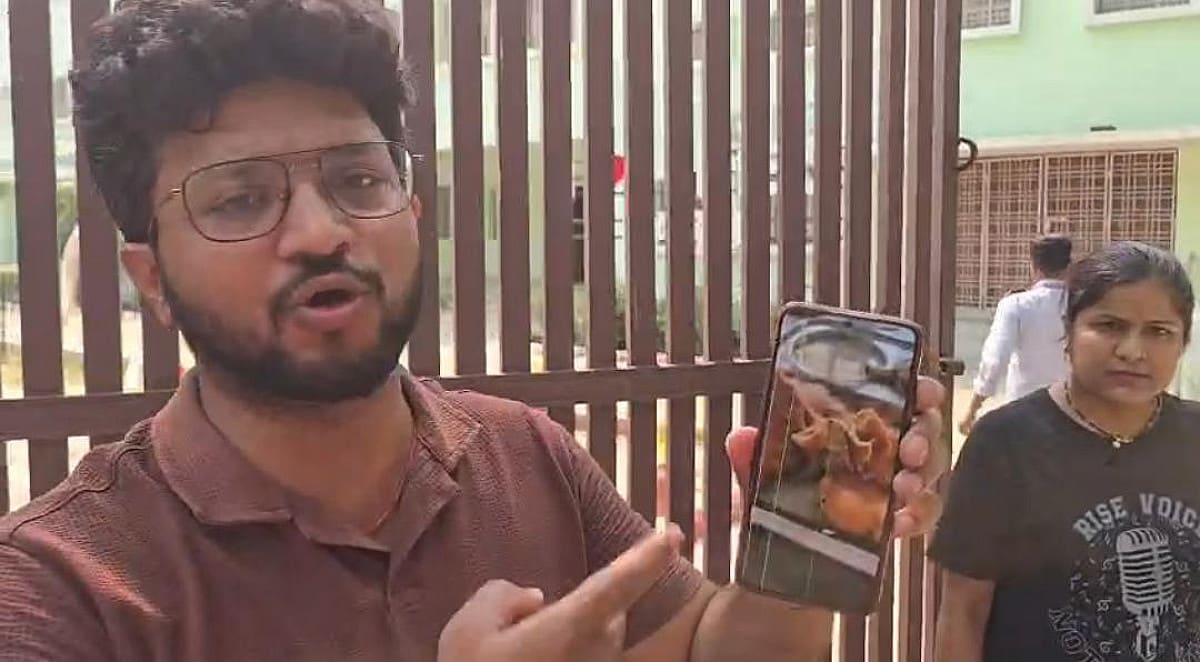 बाढ़ पीटीईसी कॉलेज में खाने में कॉकरोच मिलने से हंगामा, शिक्षकों का विरोध