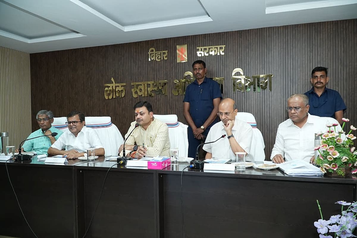 पेयजल व्यवस्था पर मंत्री संजय सिंह सख्त, 15 दिनों में बंद पड़े चापाकल को मरम्मत के आदेश