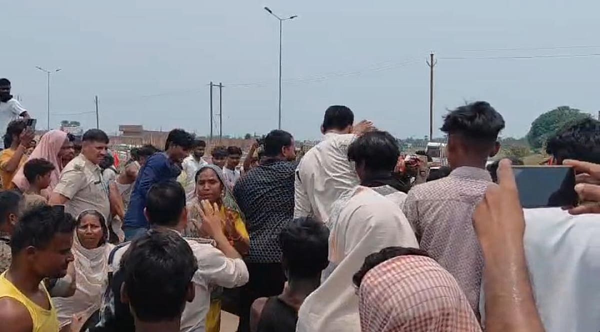 गोड्डा:पेड़ से लटका मिला युवक का शव, हत्या की आशंका