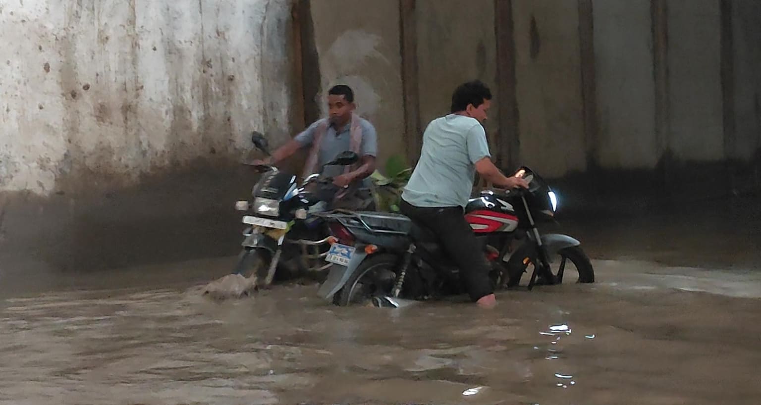 जलजमाव से बेहाल साहिबगंज का कल्यानचक अंडरपास, राहगीरों की बढ़ी मुश्किलें
