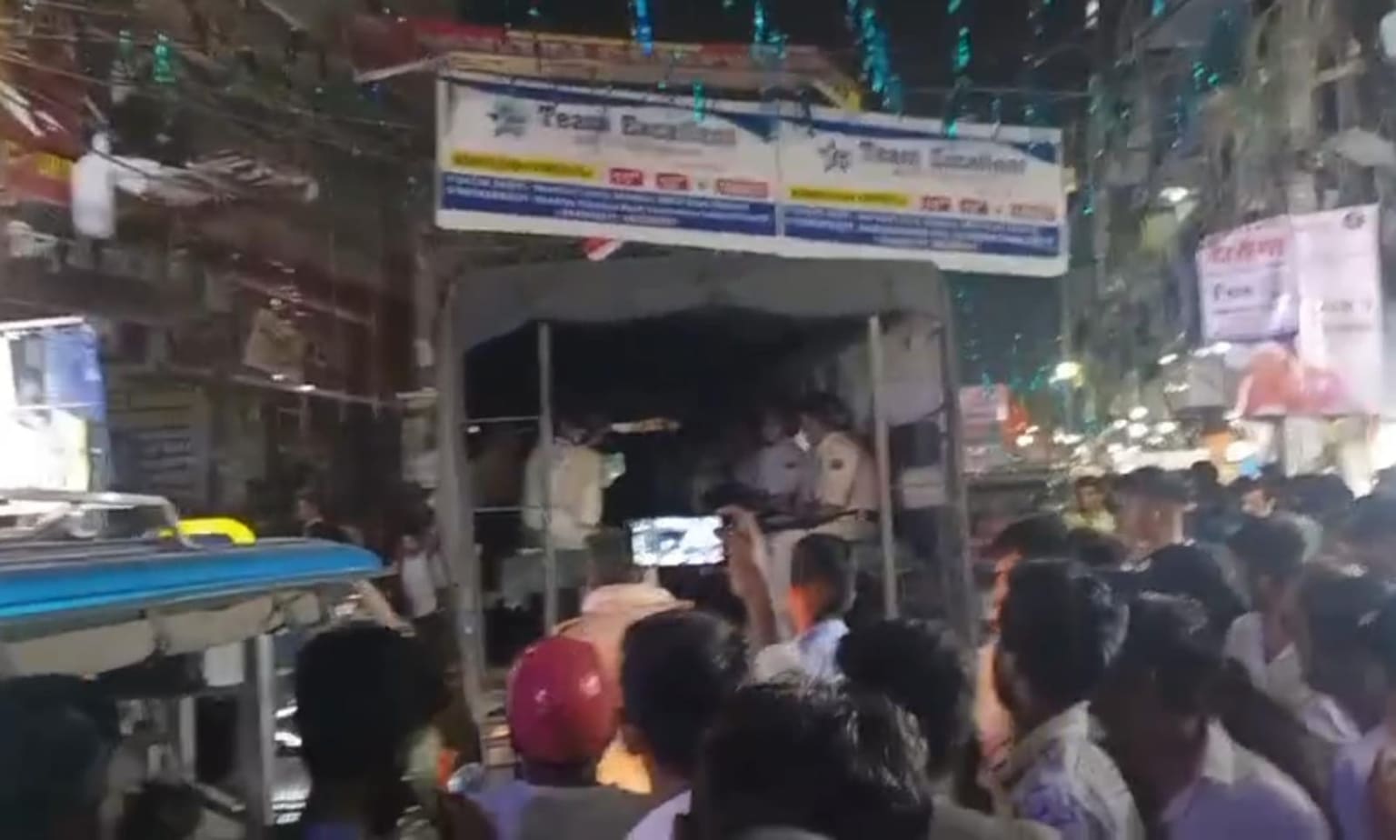 खान सर की बढ़ीं मुश्किलें! गिरफ्तारी की आहट के बीच कोचिंग सेंटर के बाहर रातभर चला छात्रों का हंगामा