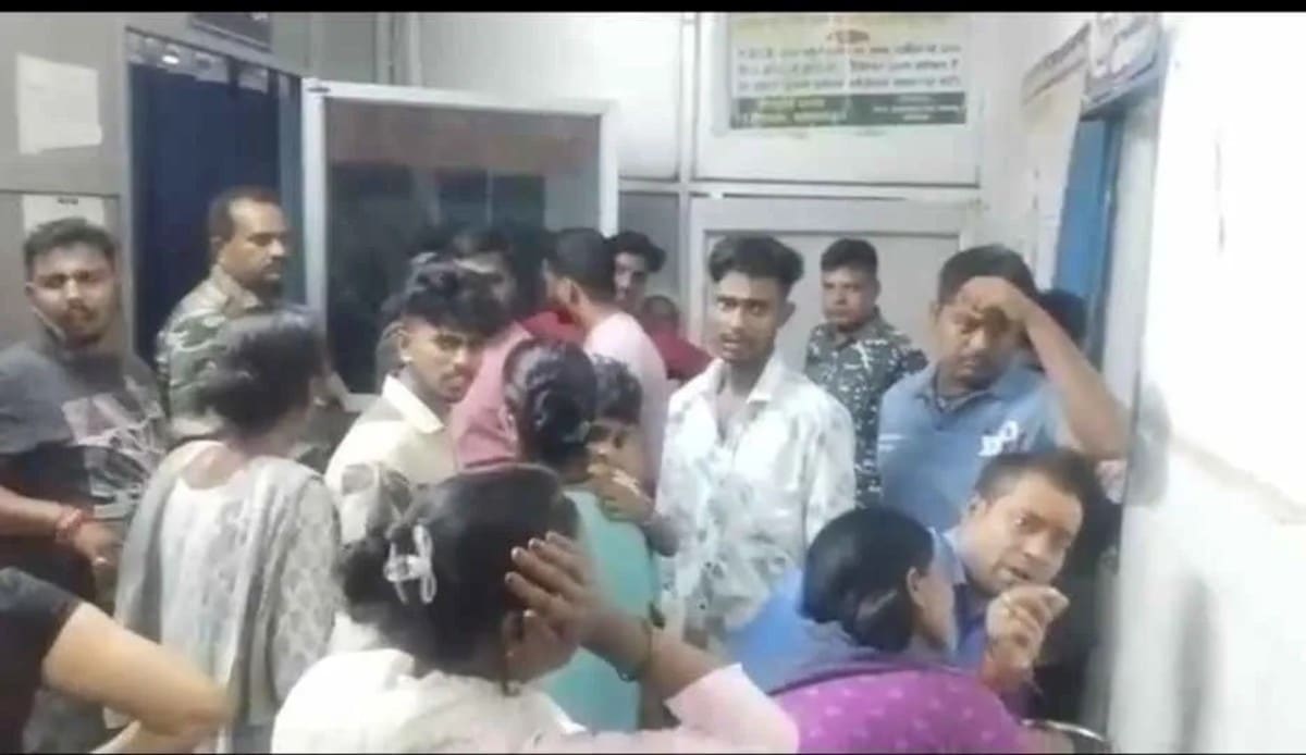 गिरिडीह सदर अस्पताल में इलाज के दौरान युवक की मौत, परिजनों ने अस्पताल प्रबंधन पर लापरवाही का लगाया आरोप
