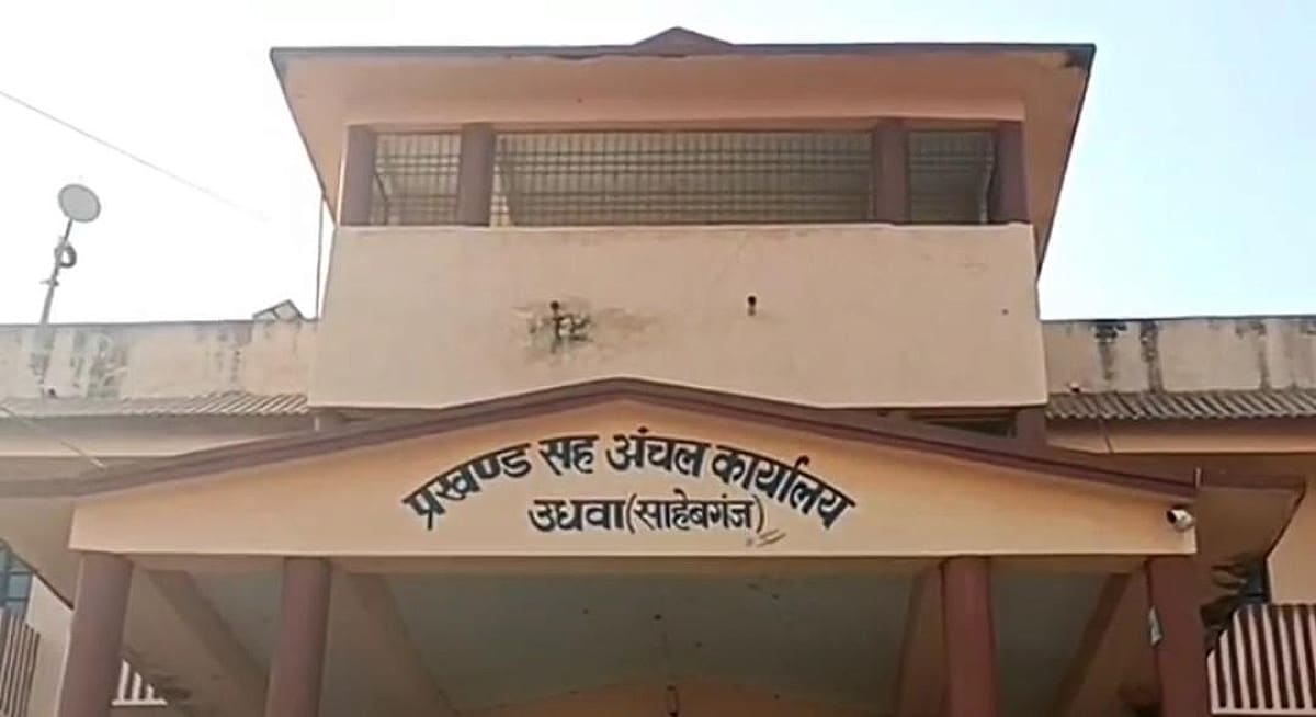 सरकारी बैठक में BDO साहब की कुर्सी पर बैठे नेता जी, चुनाव आयोग ने कर दी बड़ी कार्रवाई, दो अधिकारियों पर गिरी गाज