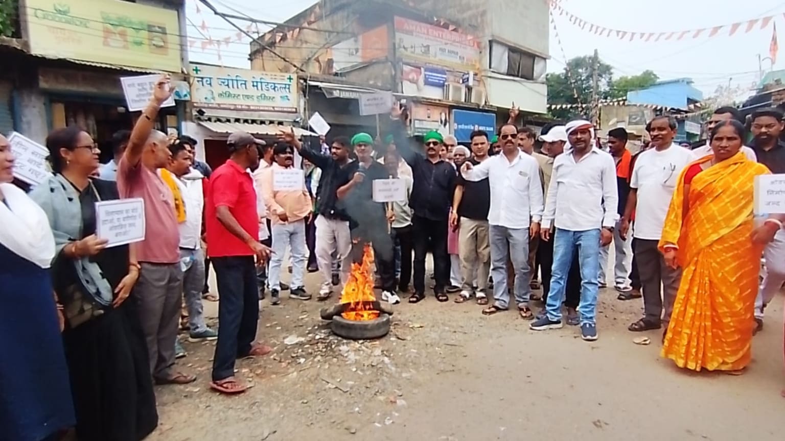 जमशेदपुर में ओवर ब्रिज व अंडरपास की मांग पर लोगों ने दिया धरना, टायर जला जताया विरोध