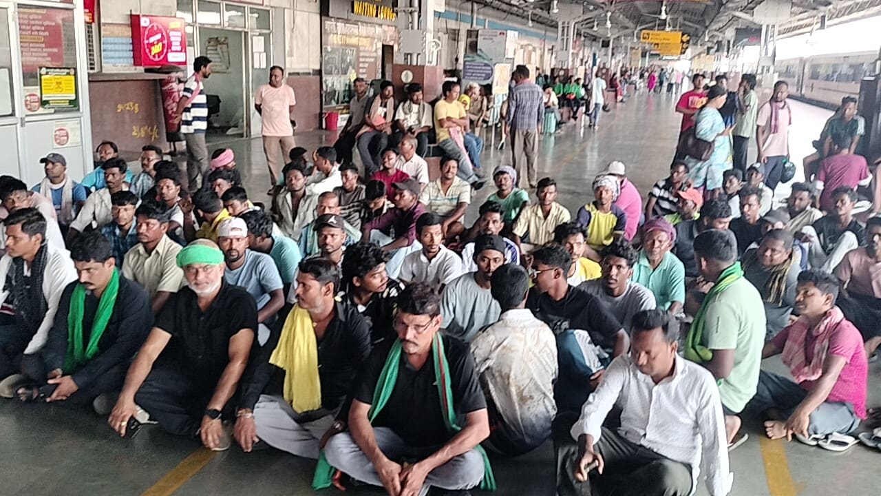 करंट से झुलसे युवक की मौत के बाद बवाल, टाटानगर रेलवे स्टेशन पर लोगों ने दिया धरना