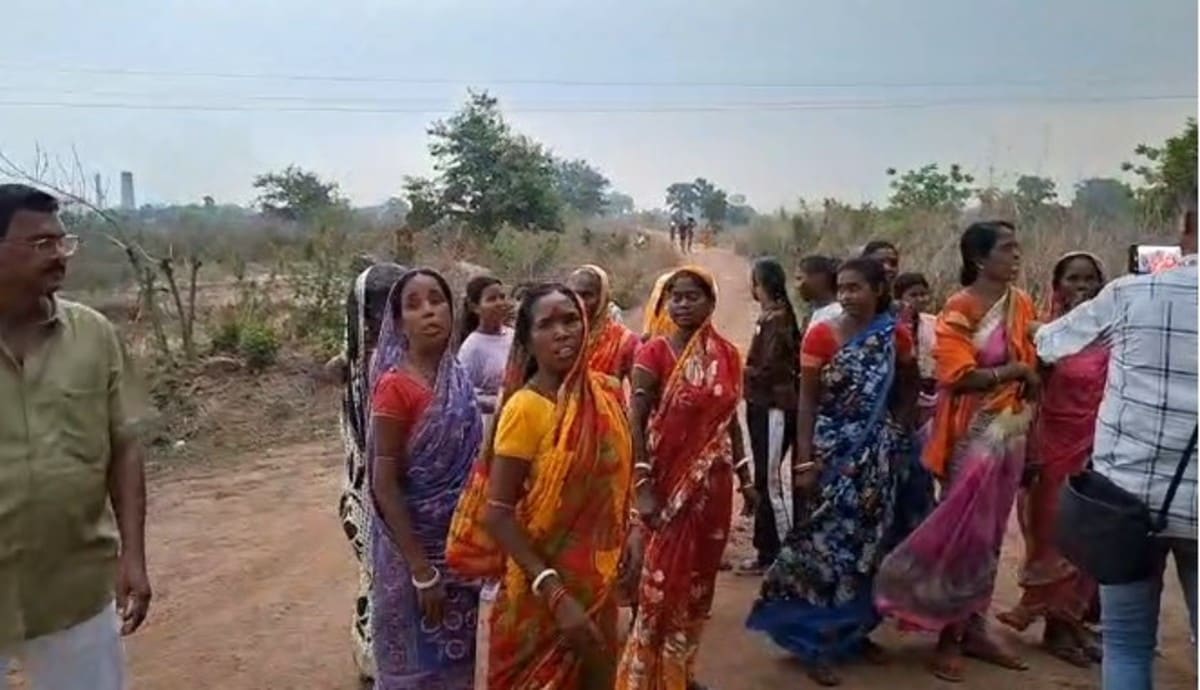 धनबाद: अवैध कोयला खनन के खिलाफ लाठी-डंडें लेकर सड़को पर उतरी महिलाएं, नहीं रुका खनन तो होगा आंदोलन