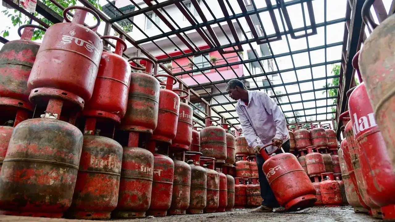 गैस सिलेंडर की महँगाई के बीच रांची में हाहाकार, उपभोक्ताओं ने कहा, जेब पर हुआ है सीधा प्रहार
