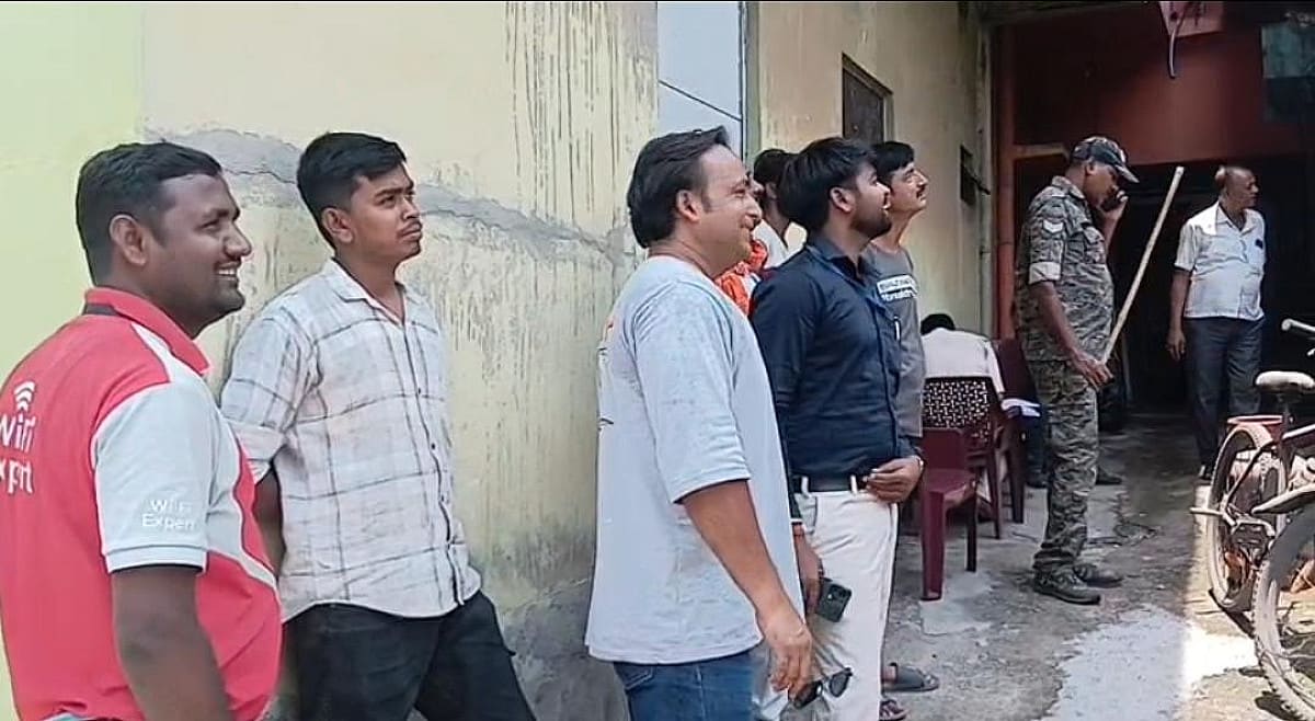 धनबाद कुंदन प्रसाद रवानी हत्याकांड: कोर्ट के आदेश पर फरार आरोपियों की संपत्ति की कुर्की-जब्ती