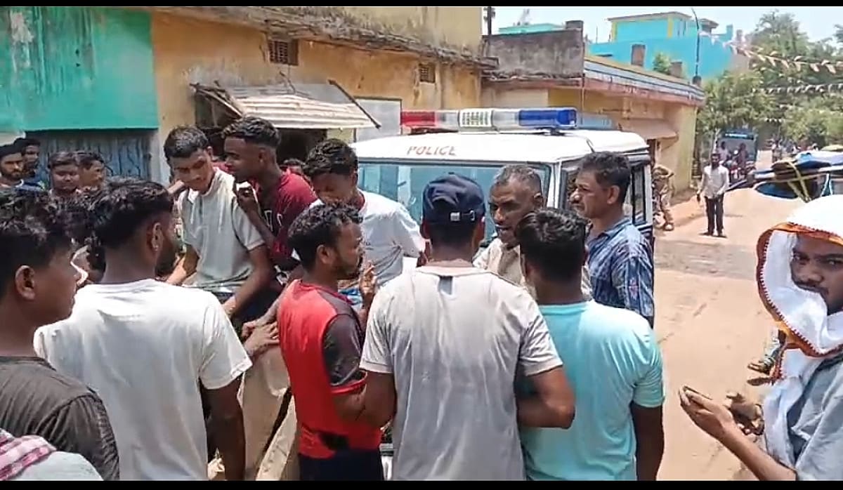 जमशेदपुर में ग्रामसभा के निर्णय पर हंगामा, लोगों ने पुलिस का वाहन घेरा