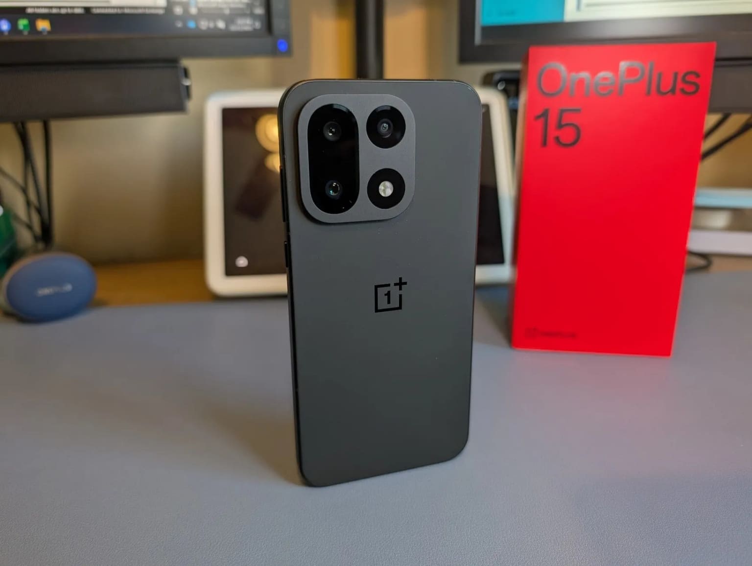 OnePlus 15 की धमाकेदार एंट्री! बड़ी बैटरी और फ्लैगशिप कैमरे से मचेगा तहलका