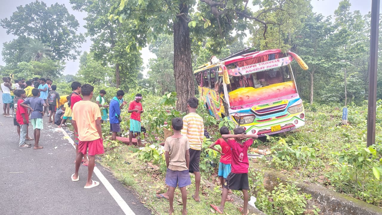 पाकुड़ में बारातियों से भरी बस पलटी, 2 की मौत, 30 से अधिक घायल