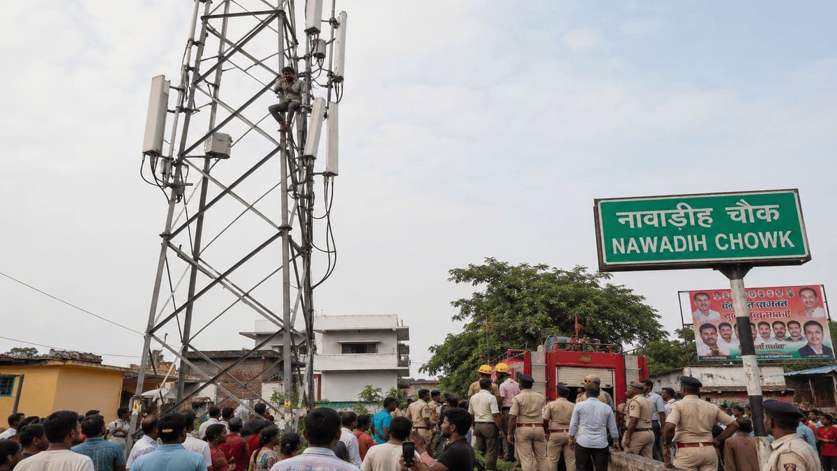 बोकारो: जमीन विवाद से परेशान युवक ने टावर पर चढ़कर लगाई इंसाफ की गुहार, 6 घंटे बाद उतरा नीचे