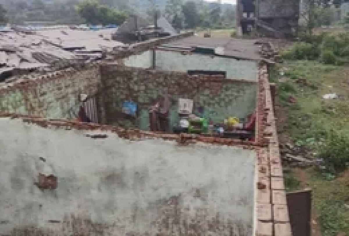 चाईबासा: नोवामुंडी में तेज आंधी से स्कूल की छत उड़ी, तीन बच्चे घायल