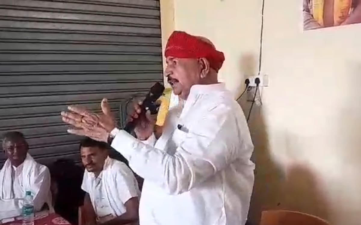 ये क्या तरीका है? भरे मंच से अधिकारियों को गंदी-गंदी गलियां देने लगे विधायक जी, देखिए Video