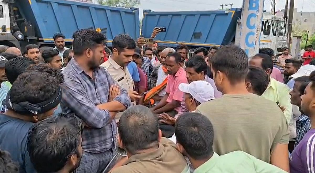 धनबाद में तेज रफ्तार का कहर: हाइवा की टक्कर से युवक की मौत, सड़क पर फूटा लोगों का गुस्सा