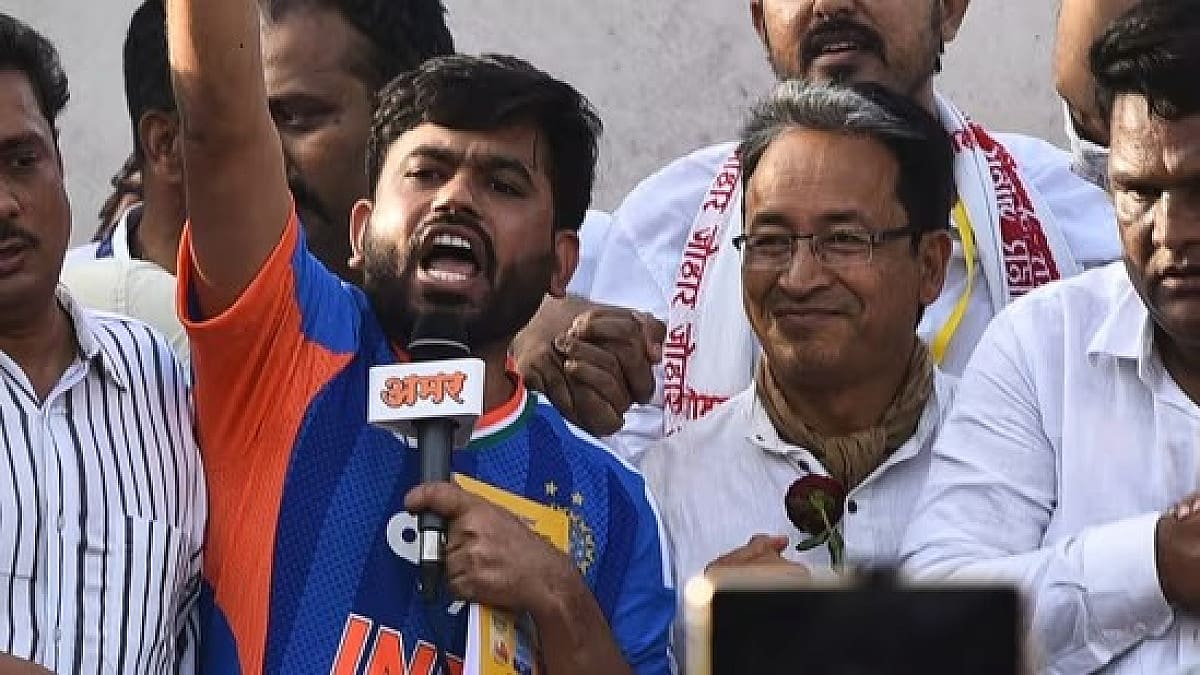 कॉकरोच पार्टी के एग्जाम मैनिफेस्टो से मचा हड़कंप! पेपर लीक पर ₹10 हजार मुआवजे की मांग