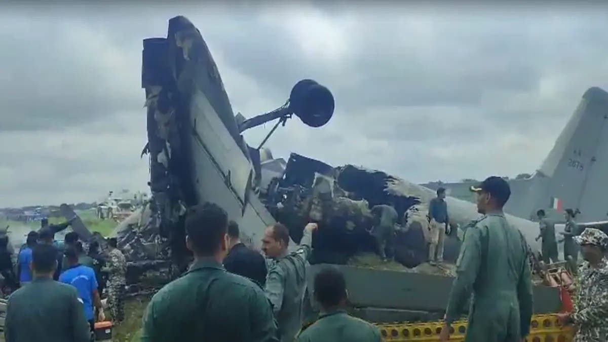 जोरहाट एयरबेस पर IAF का AN-32 विमान हादसे का शिकार, लैंडिंग के बाद लगी आग