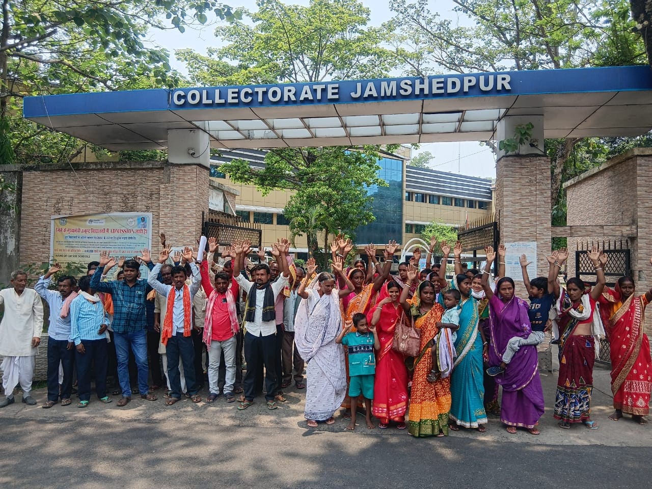 जमशेदपुर: कल विरोध तो आज समर्थन में ग्रामीणों ने डीसी कार्यालय पर किया प्रदर्शन