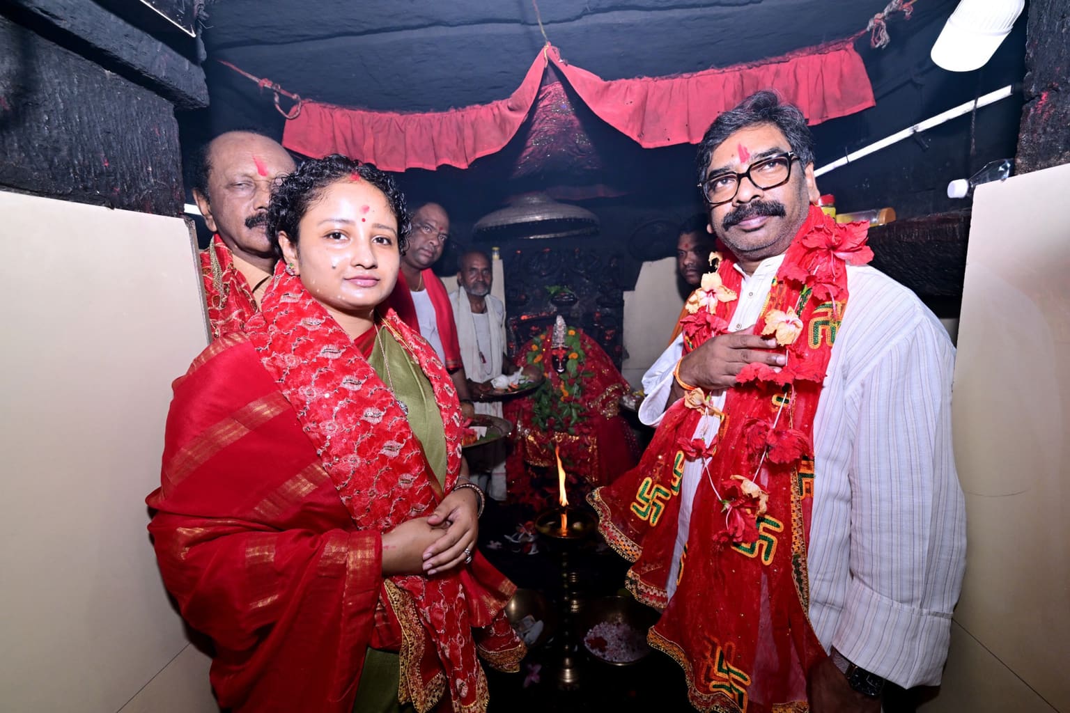 दिउड़ी मंदिर पहुंचे सीएम हेमन्त, पत्नी कल्पना संग की पूजा-अर्चना