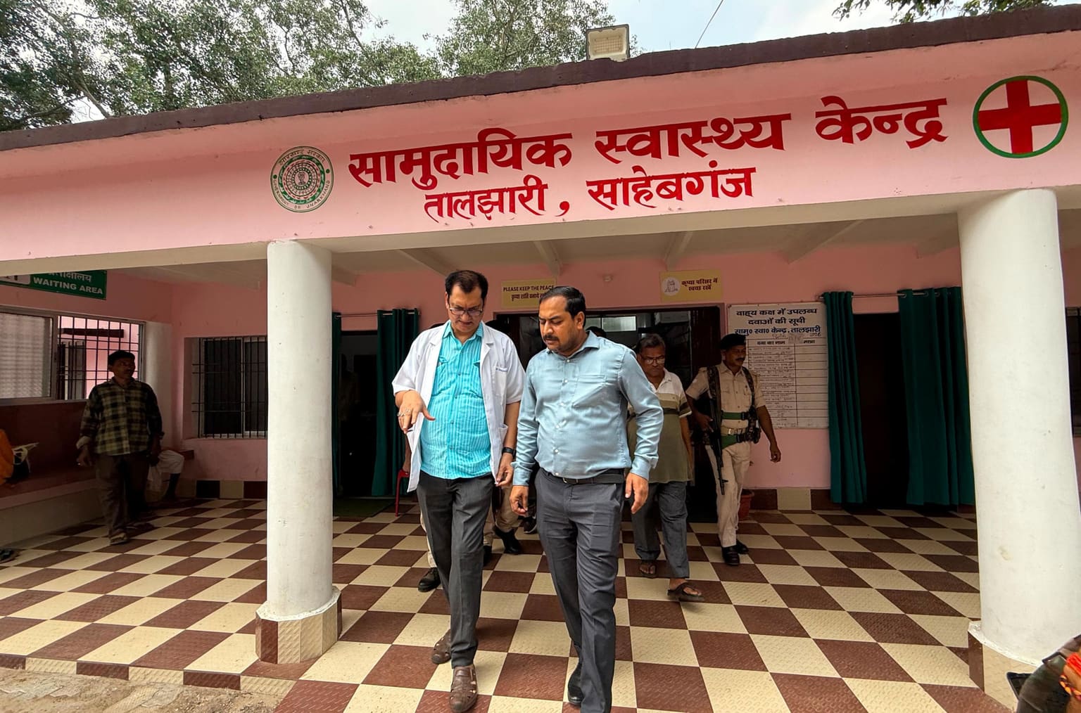 'द न्यूज़ पोस्ट' की खबर का असर: तालझारी CHC पहुंचे DC, बदहाल व्यवस्था पर लगाई फटकार