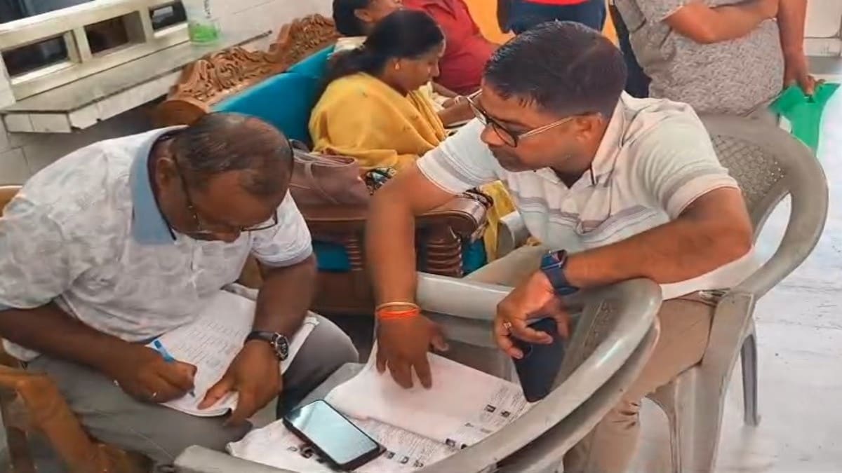 SIR अभियान को मिली रफ्तार, बूथों पर उमड़ रही मतदाताओं की भीड़