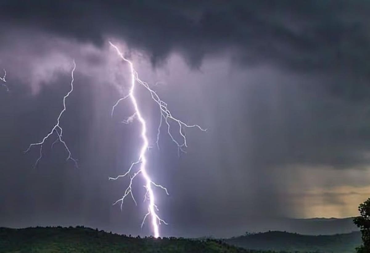 Weather Alert:झारखंड में मानसून की धीमी रफ़्तार से बढ़ी उमस, आज 11 जिलों में बारिश और वज्रपात का अलर्ट