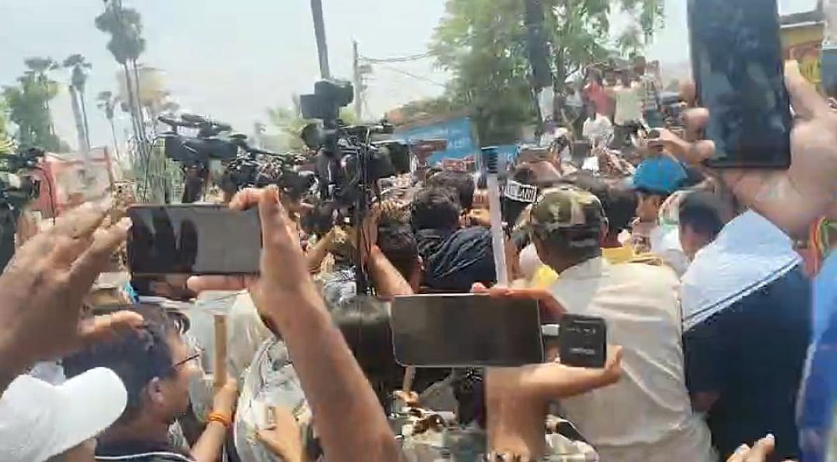 मुझे न्यायलय पर पूरा भरोसा ...जेल से बाहर निकले रोशन सर, भाई के अंतिम संस्कार के लिए हुए रवाना