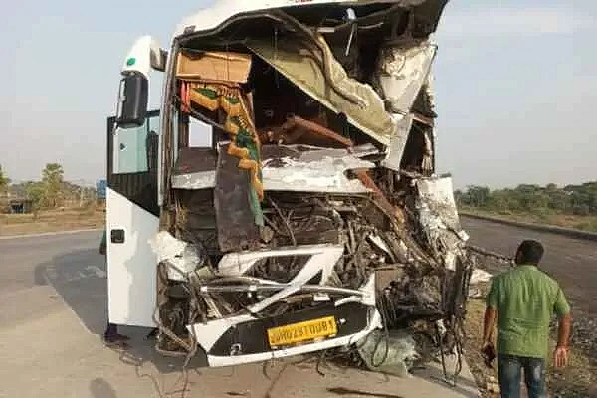 वाराणसी से रांची जा रही बस में भीषण हादसा, डंपर से टक्कर में फार्मा कर्मी की हुई मौत, 22 यात्री घायल