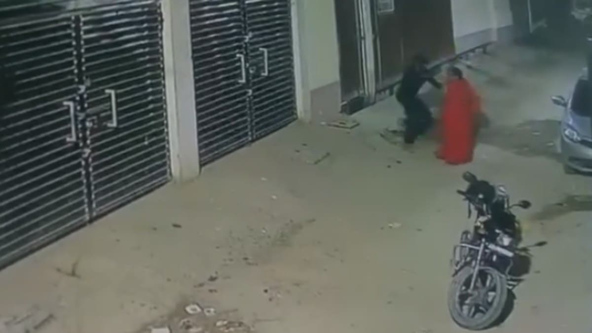 पटना में महिला से दिनदहाड़े मोबाइल छीनकर फरार हुए अपराधी, महिलाओं की सुरक्षा पर उठे सवाल ?