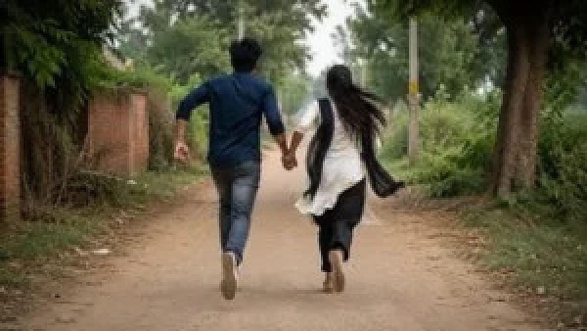 प्यार में लड़की ने छोड़ा माता-पिता का घर, 2 लाख रुपये लेकर प्रेमी के साथ हुई फरार