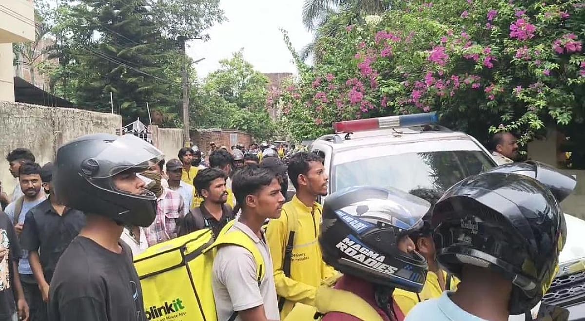 रांची के मोरहाबादी में हाईवोल्टेज ड्रामा, डिलीवरी बॉय की पिटाई पर फूटा गुस्सा, सैकड़ों Blinkit कर्मियों ने अपार्टमेंट घेरकर किया प्रदर्शन