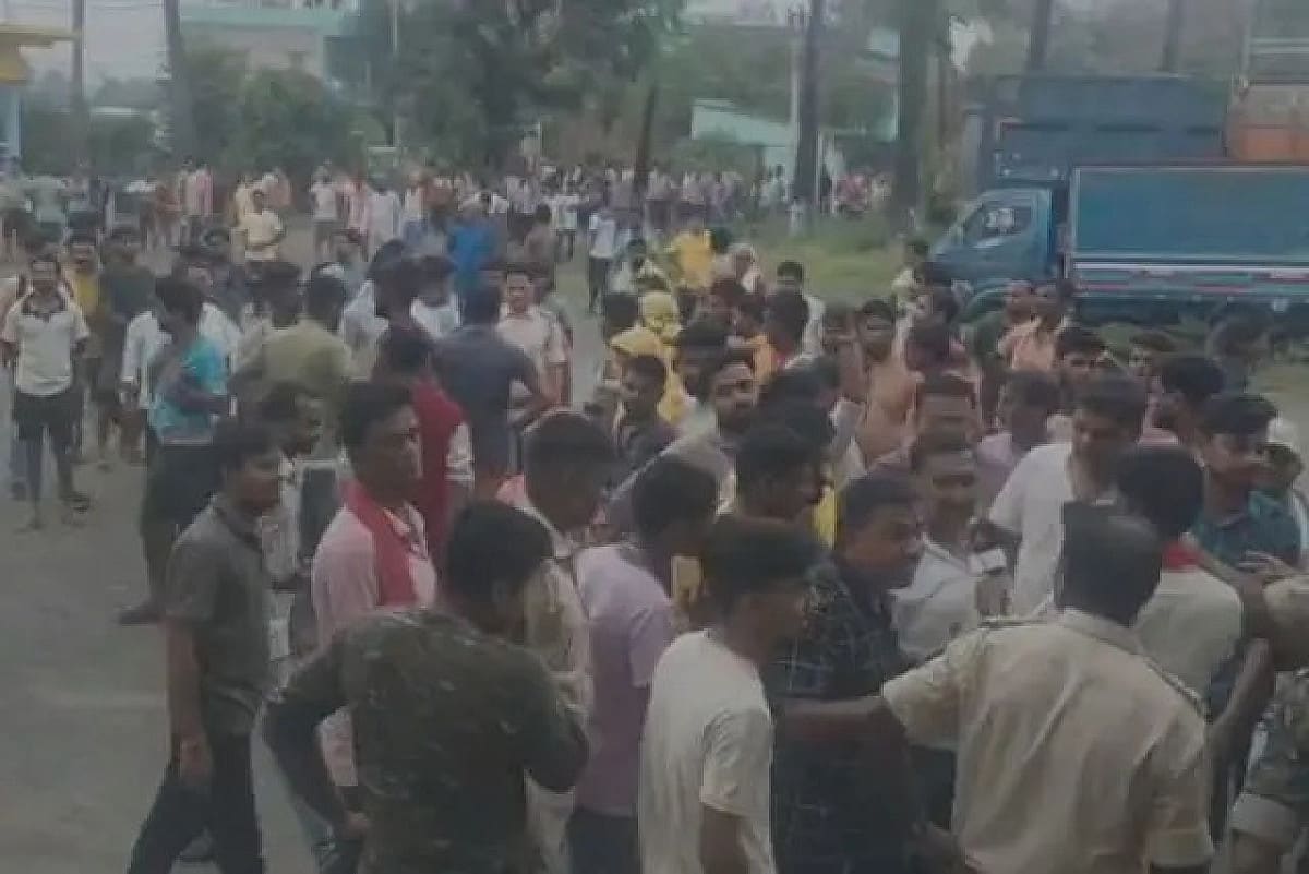 मुखिया पर दिनदहाड़े अचानक फायरिंग से दहला ये इलाका, जानिए पूरा मामला