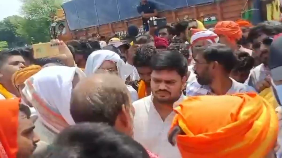 हथियार डालने के बाद भी मारी गोली..भरत भूषण की मौत पर बवाल, सड़क पर उतरे ग्रामीण
