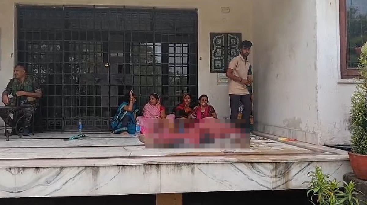 धनबाद:व्यवसायी के बंगले में 19 साल से तैनात निजी गार्ड की संदिग्ध मौत, मुआवजे की मांग पर परिजनों का हंगामा