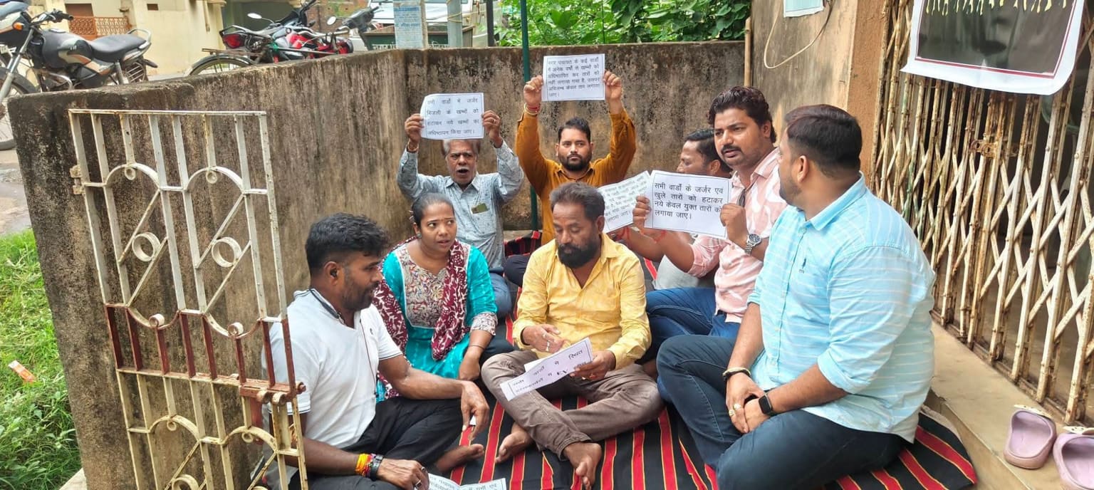 बिजली विभाग के खिलाफ चाकुलिया नगर पंचायत के जनप्रतिनिधियों ने दिया धरना