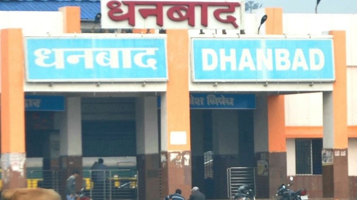 लोको पायलट की सूझबूझ से टला बड़ा रेल हादसा,धनबाद में बाल-बाल बचे सैकड़ों यात्री