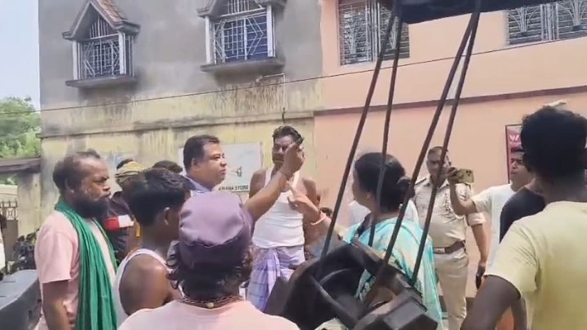 धनबाद में ड्रेन में घुसी गाड़ी, विरोध करने पहुंचे मुखिया पति की जमकर पिटाई, एक आरोपी हिरासत में