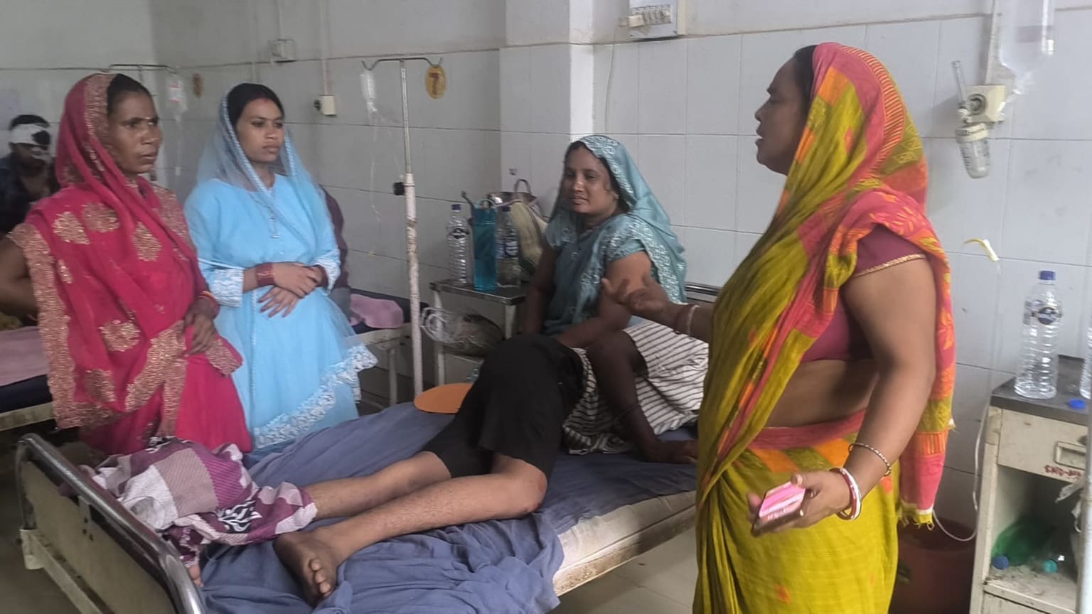 देवघर: सदर अस्पताल में घायल युवक को चढ़ाई गई एक्सपायरी स्लाइन? श्रावणी मेले से पहले स्वास्थ्य व्यवस्था पर उठे सवाल