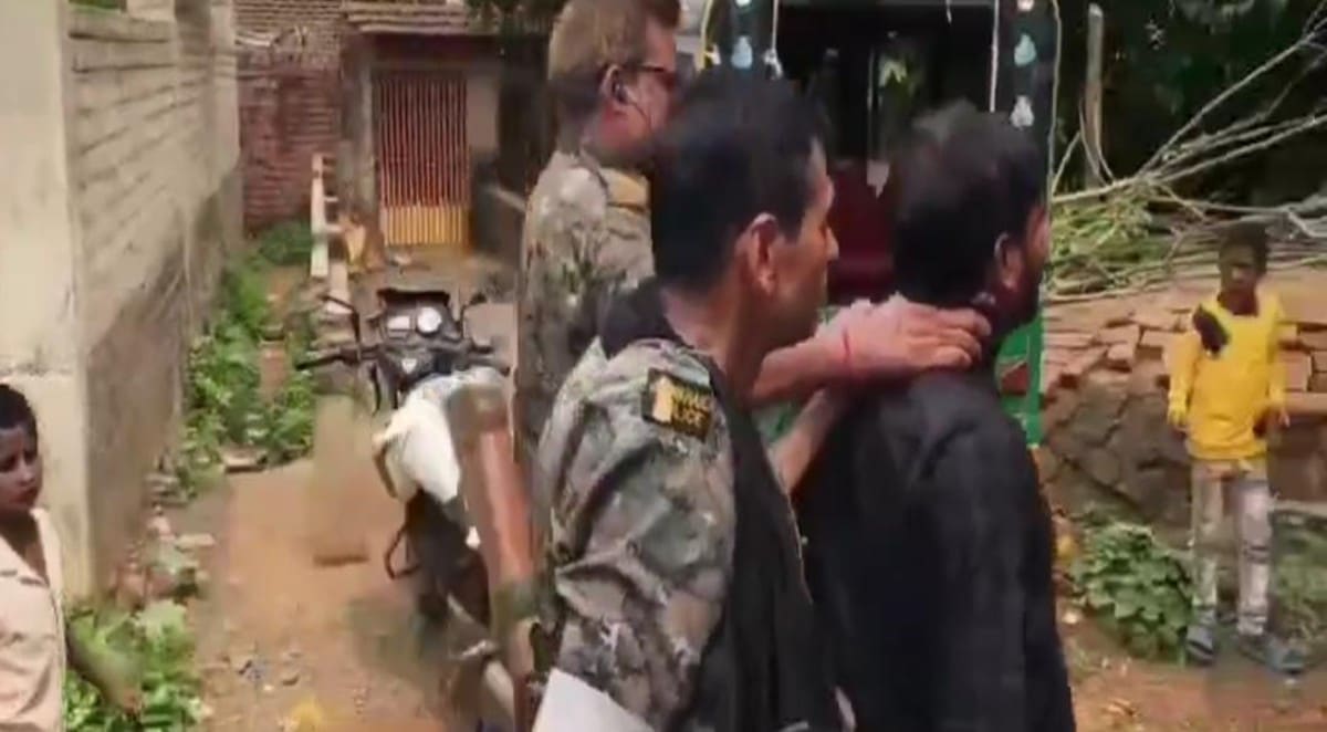 पाकुड़ में फर्जी जन्म प्रमाण पत्र का बड़ा खेल बेनकाब, ग्रामीणों ने कैफे संचालक को पकड़कर किया पुलिस के हवाले