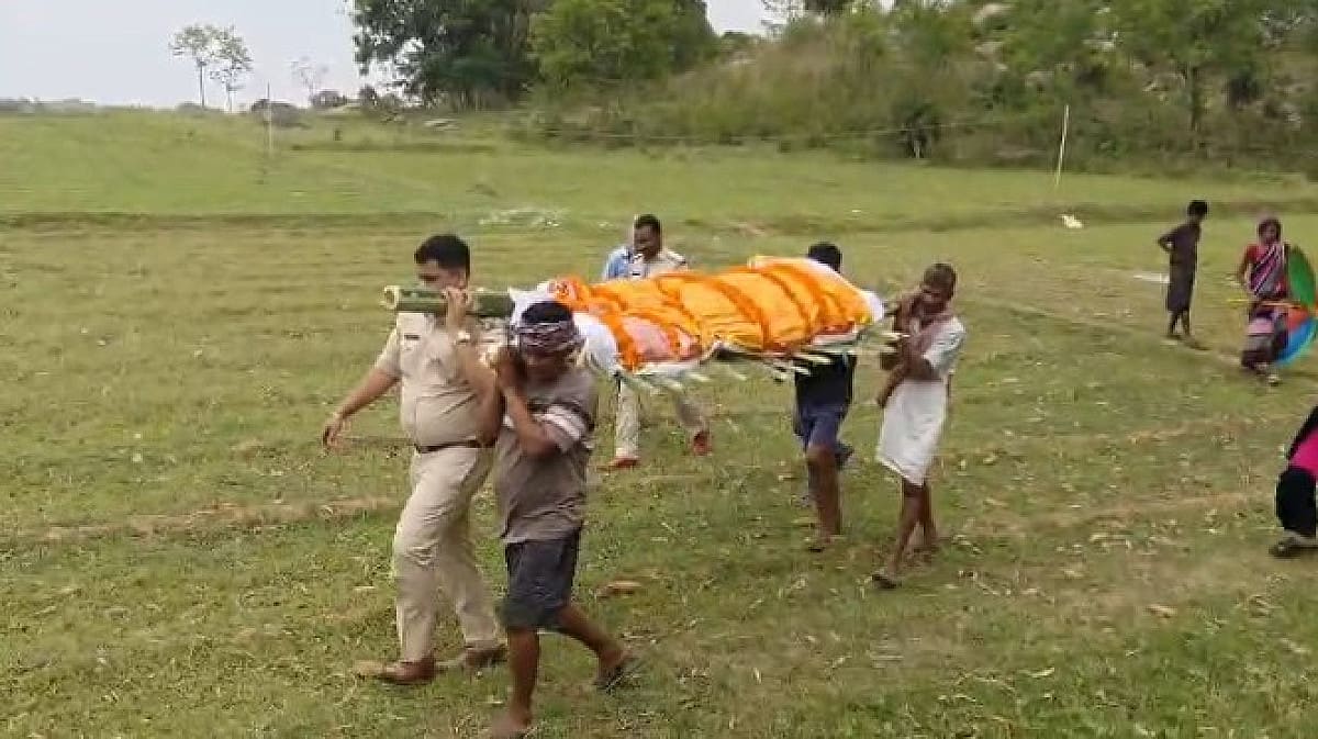 लोहरदगा में जब ग्रामीणों ने रोका अंतिम संस्कार, तब थाना प्रभारी ने खुद दिया कंधा, पेश की मानवता का मिसाल