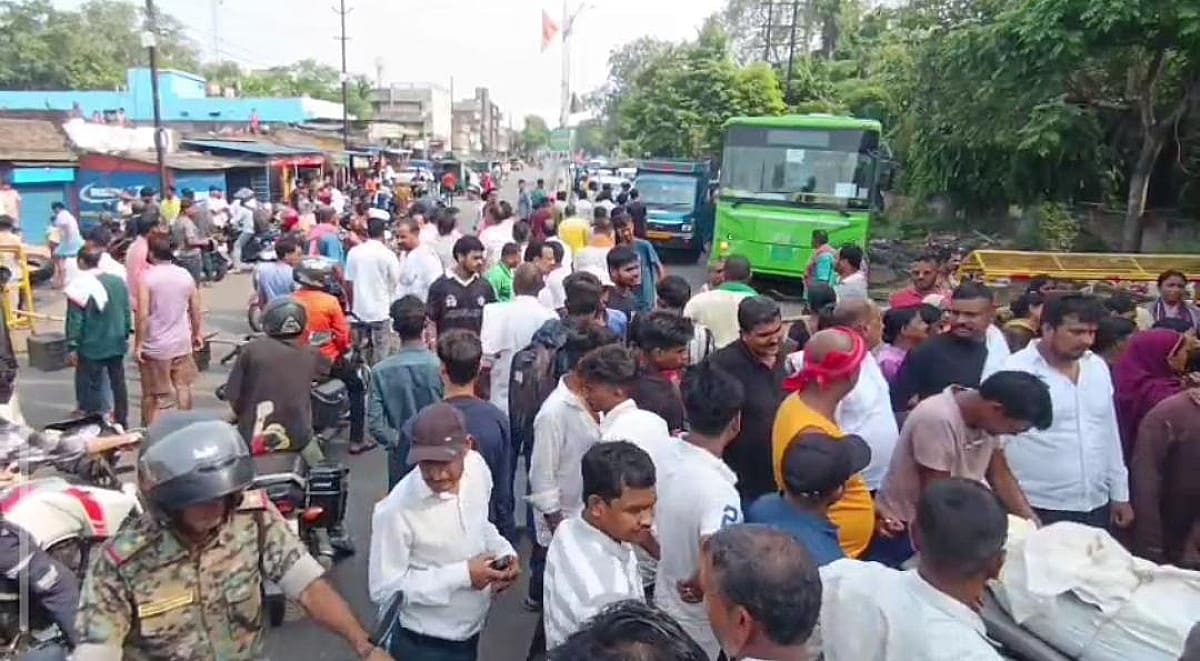 धनबाद : उमेश यादव हत्याकांड पर फूटा गुस्सा, सड़क जाम कर लोगों ने मांगा 15 लाख मुआवजा