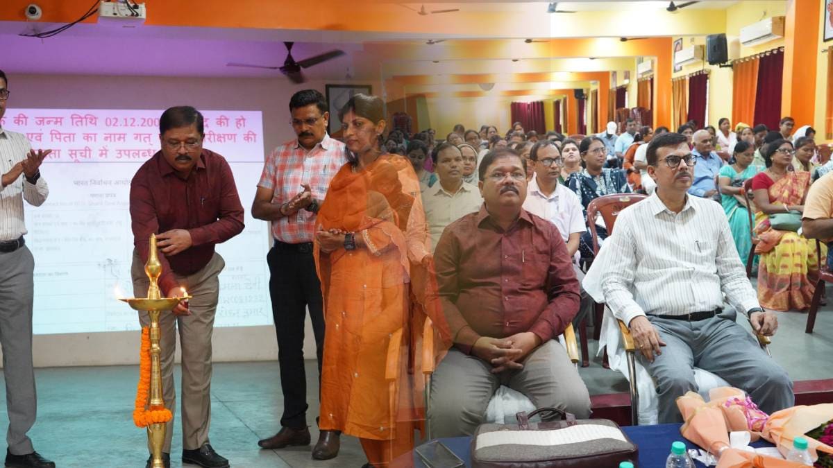 एसआईआर की तैयारी में जुटे अधिकारी,पूर्वी सिंहभूम में BLO और पर्यवेक्षकों का हुआ प्रशिक्षण