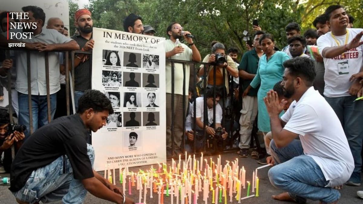 कॉकरोचों ने मोमबत्तियां जलाकर दिवंगत विद्यार्थियों को दी श्रद्धांजलि, बोले - "हम न्याय लेकर रहेंगे"